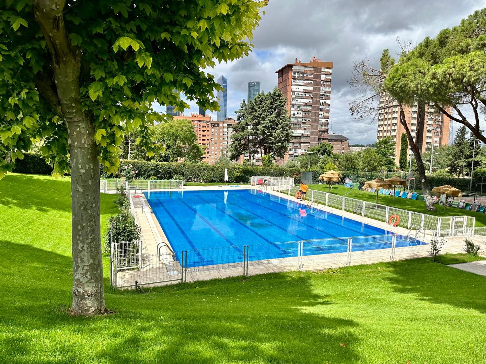 Apartamento ARTURO SORIA CON PISCINA y BAR Madrid Exterior foto